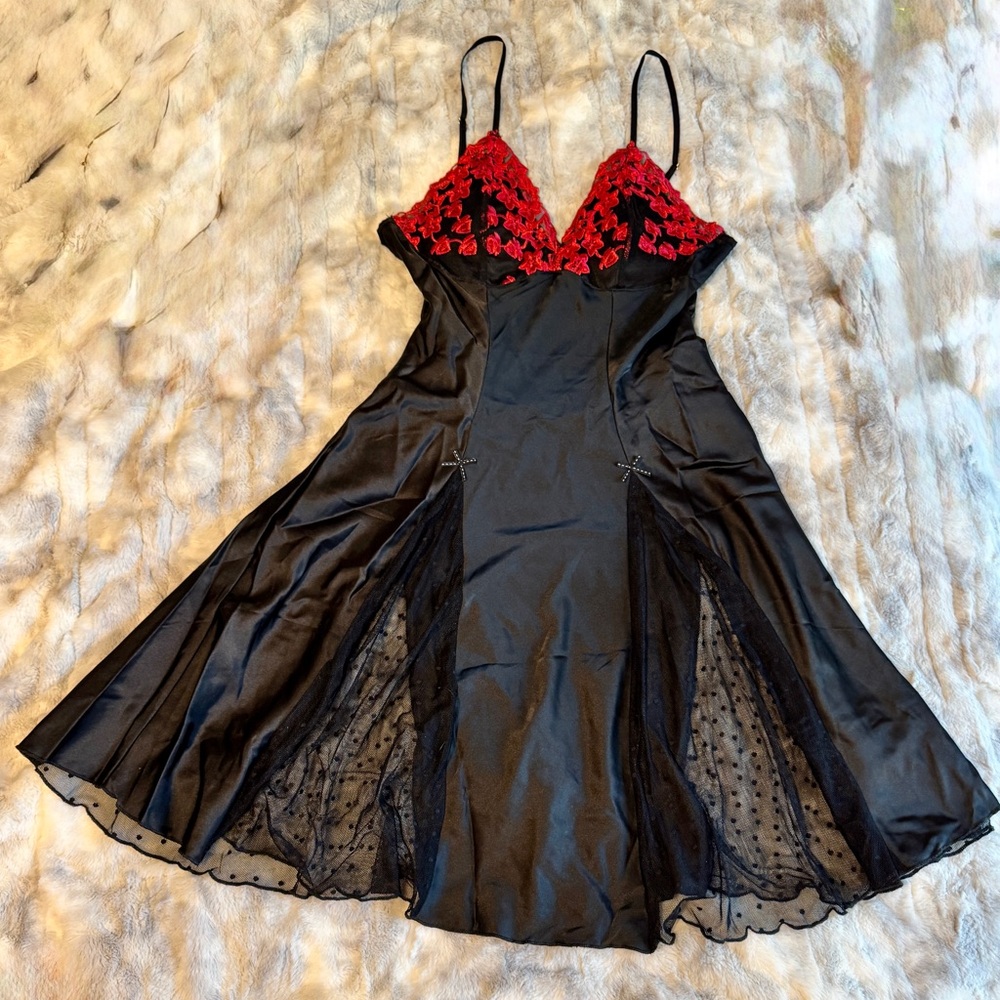 Chic Black and Red Lace Chemise